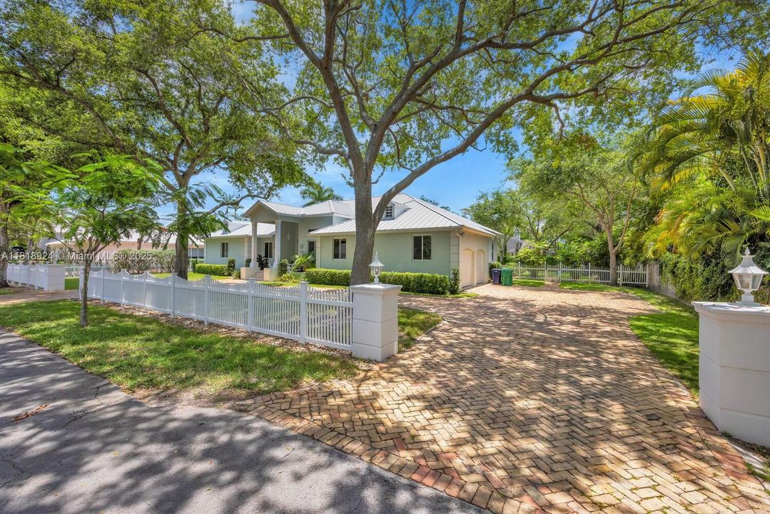 Active With Contract: $2,299,999 (5 beds, 3 baths, 3605 Square Feet)