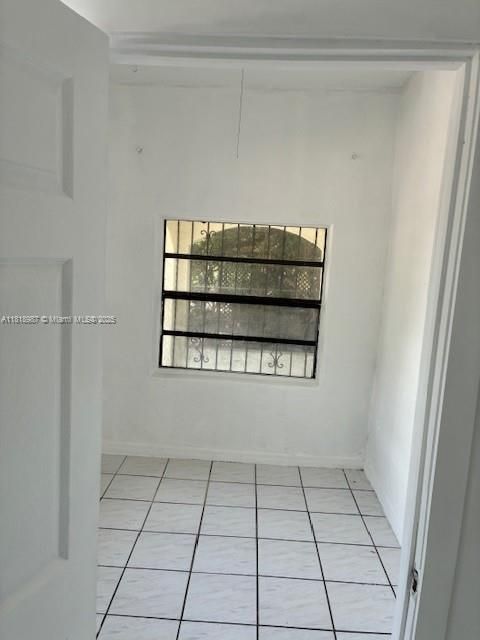 出租: $3,200 (4 贝兹, 1 浴室, 1589 平方英尺)