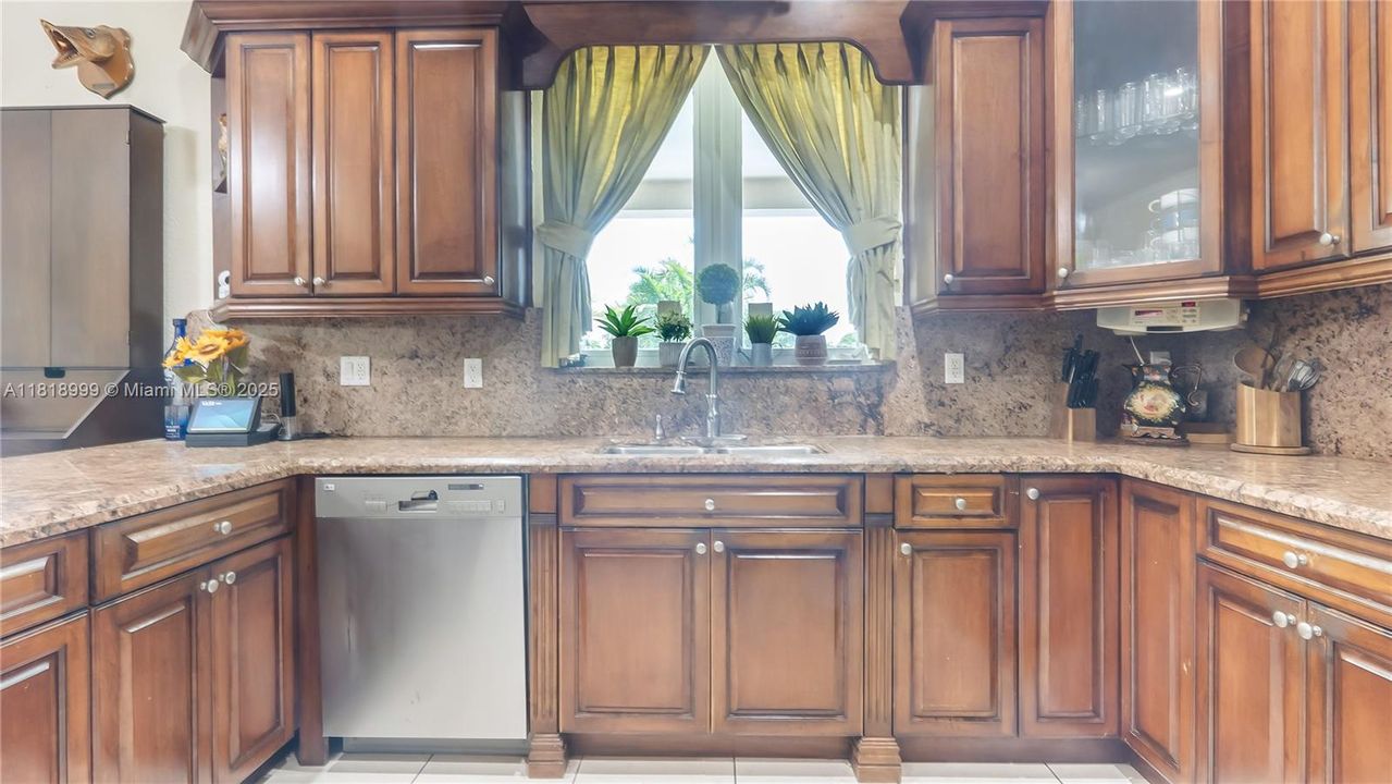 Недавно продано: $1,200,000 (4 спален, 4 ванн, 2685 Квадратных фут)