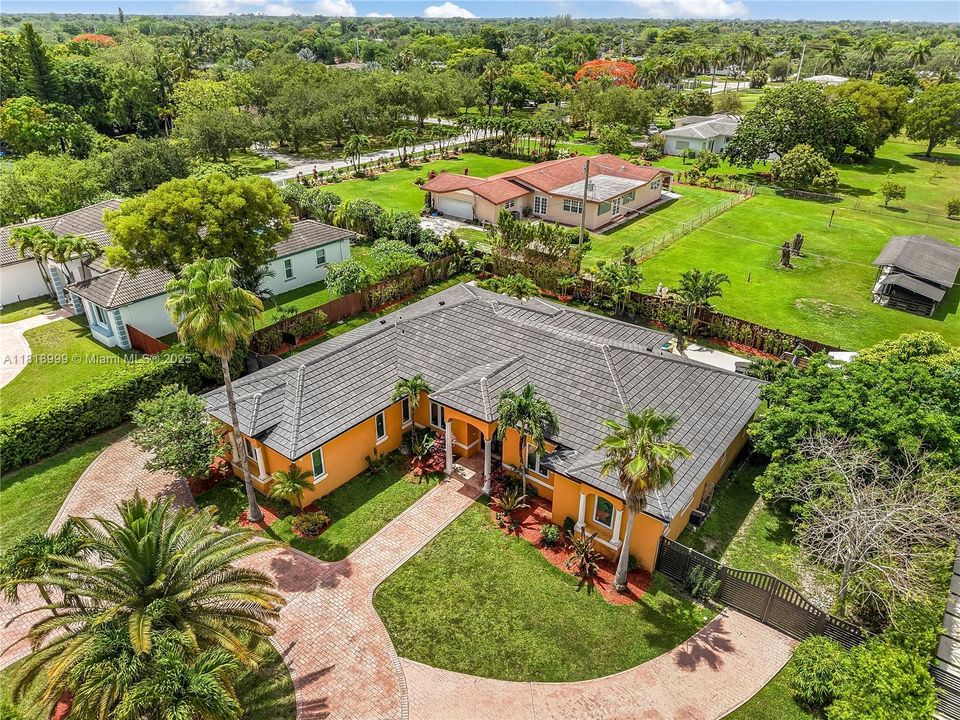 Недавно продано: $1,200,000 (4 спален, 4 ванн, 2685 Квадратных фут)