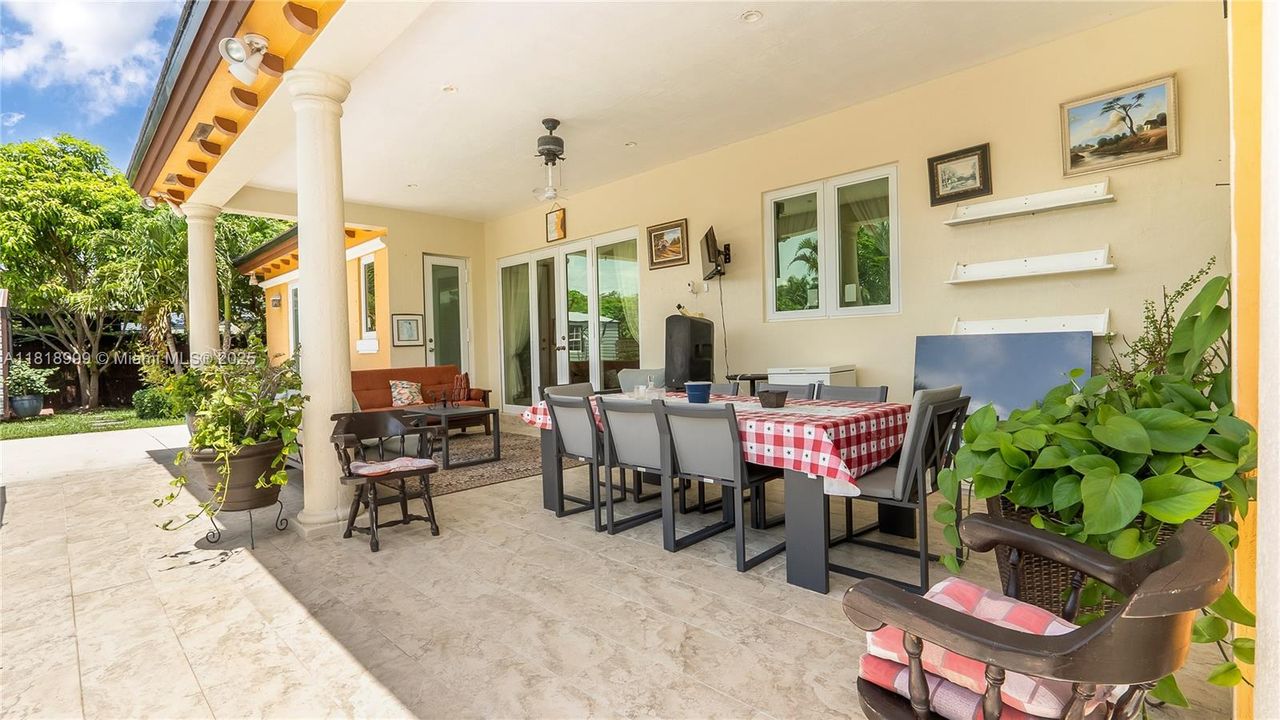 Недавно продано: $1,200,000 (4 спален, 4 ванн, 2685 Квадратных фут)