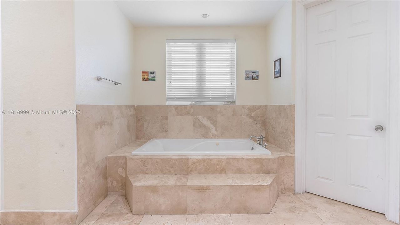 Недавно продано: $1,200,000 (4 спален, 4 ванн, 2685 Квадратных фут)