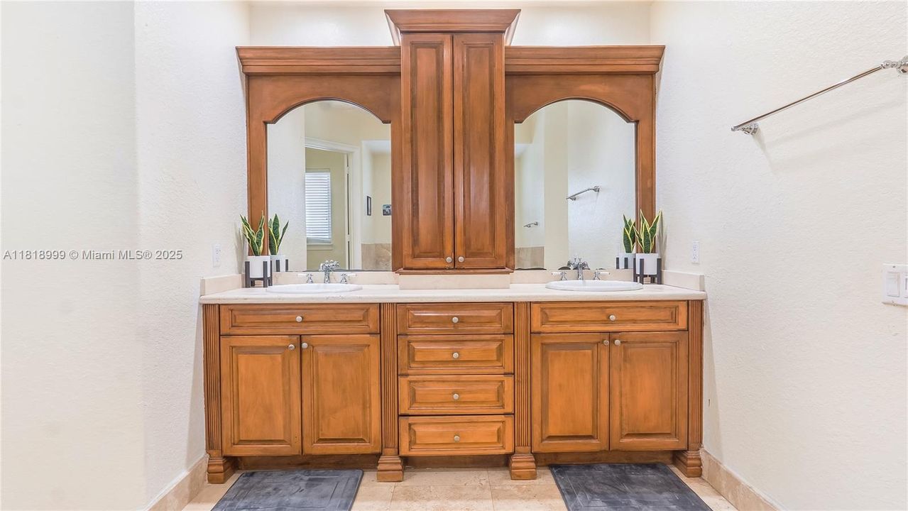 Недавно продано: $1,200,000 (4 спален, 4 ванн, 2685 Квадратных фут)