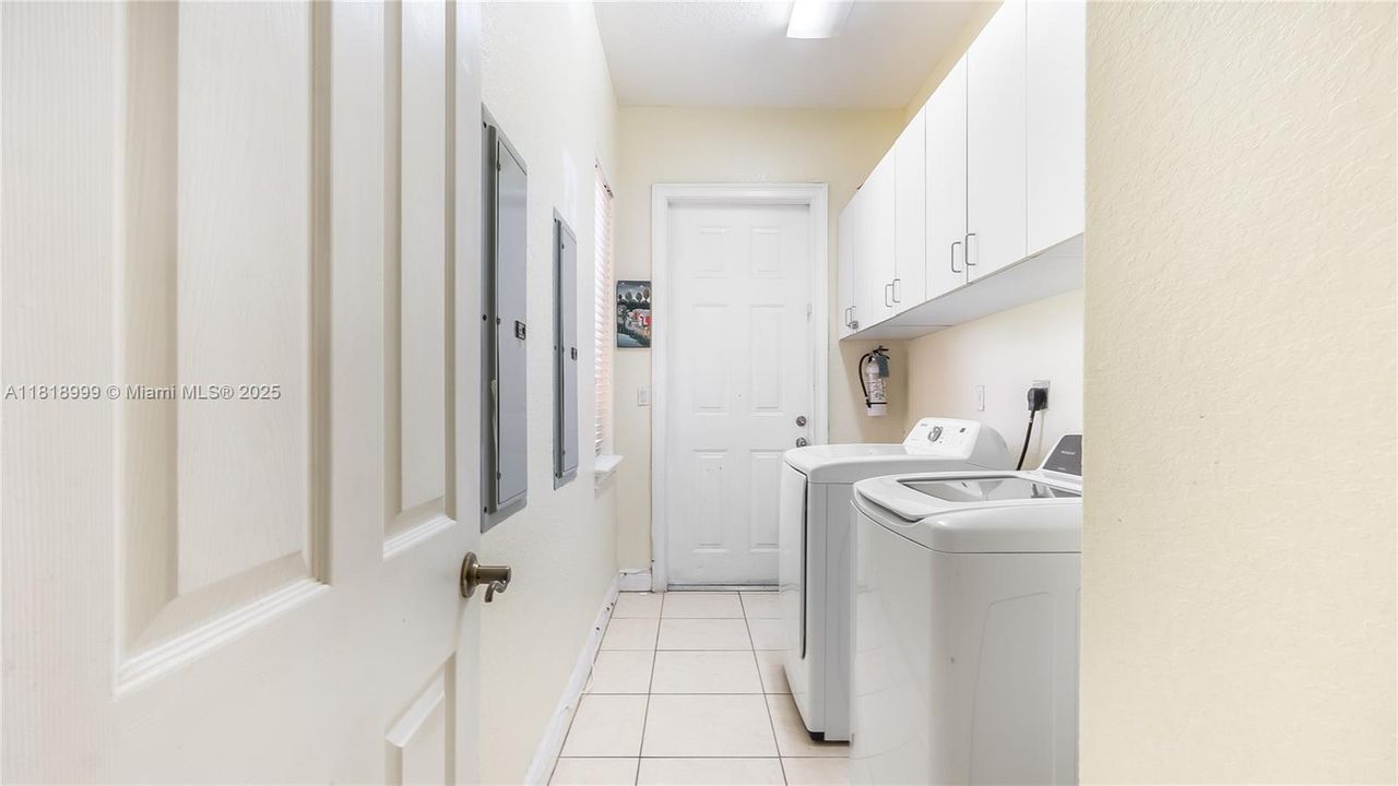 Недавно продано: $1,200,000 (4 спален, 4 ванн, 2685 Квадратных фут)