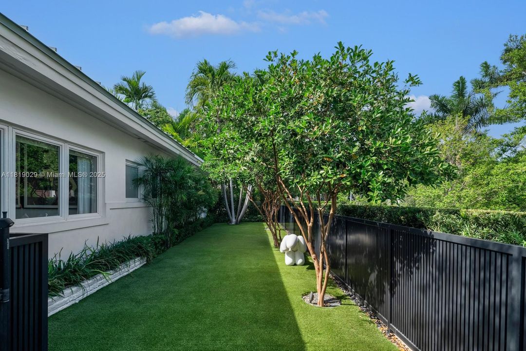 For Sale: $3,290,000 (3 beds, 3 baths, 2117 Square Feet)