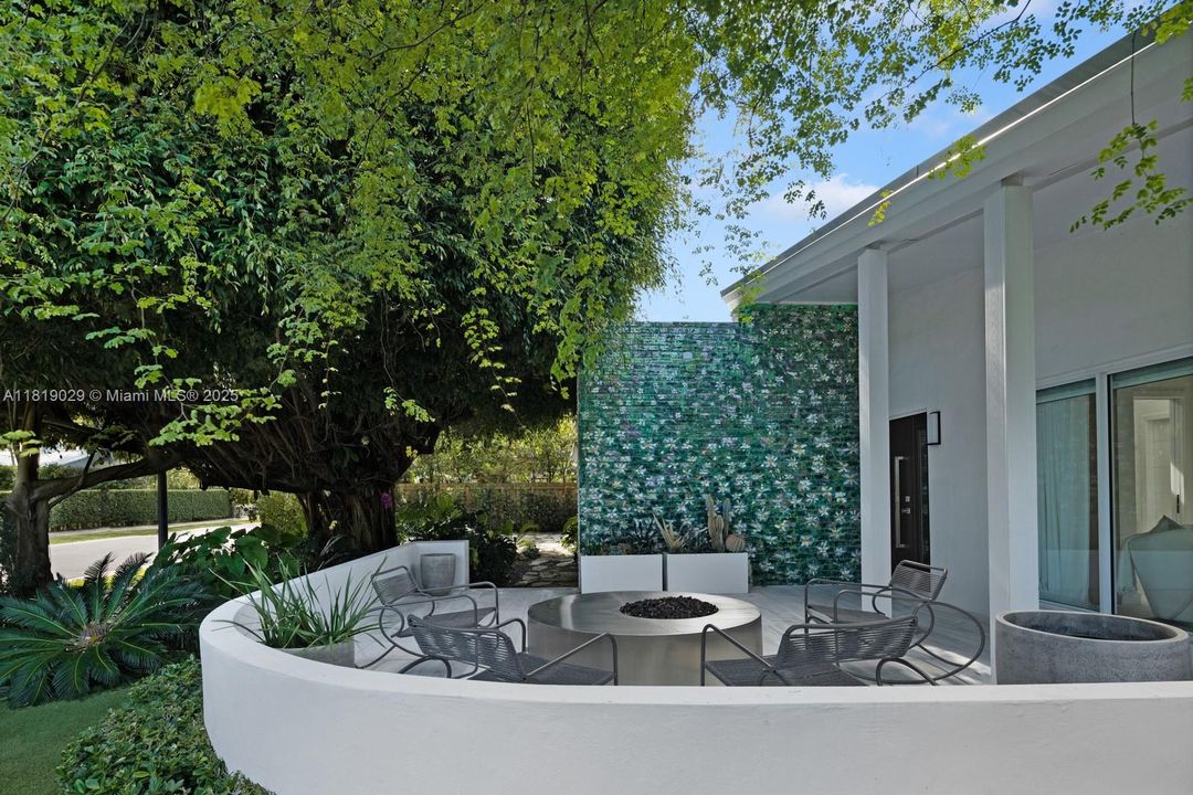 For Sale: $3,290,000 (3 beds, 3 baths, 2117 Square Feet)