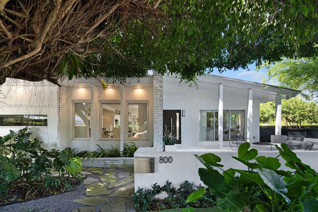 For Sale: $3,290,000 (3 beds, 3 baths, 2117 Square Feet)