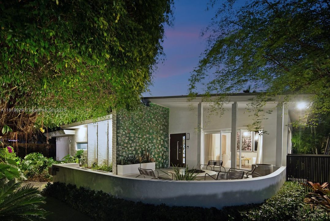 For Sale: $3,290,000 (3 beds, 3 baths, 2117 Square Feet)