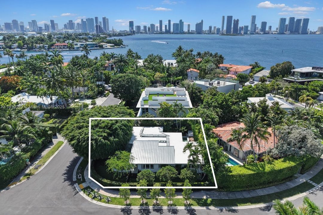 For Sale: $3,290,000 (3 beds, 3 baths, 2117 Square Feet)