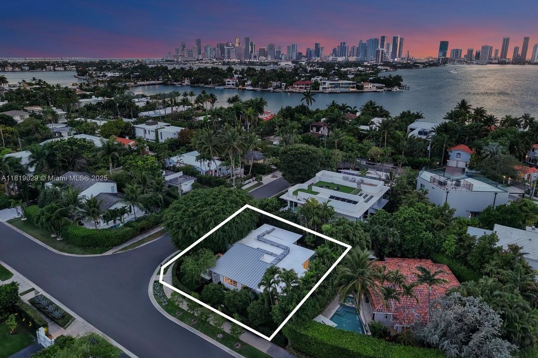 For Sale: $3,290,000 (3 beds, 3 baths, 2117 Square Feet)