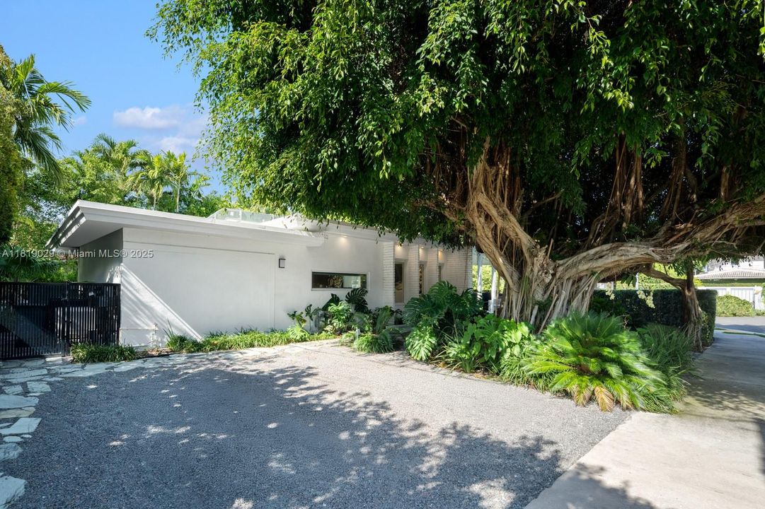 For Sale: $3,290,000 (3 beds, 3 baths, 2117 Square Feet)