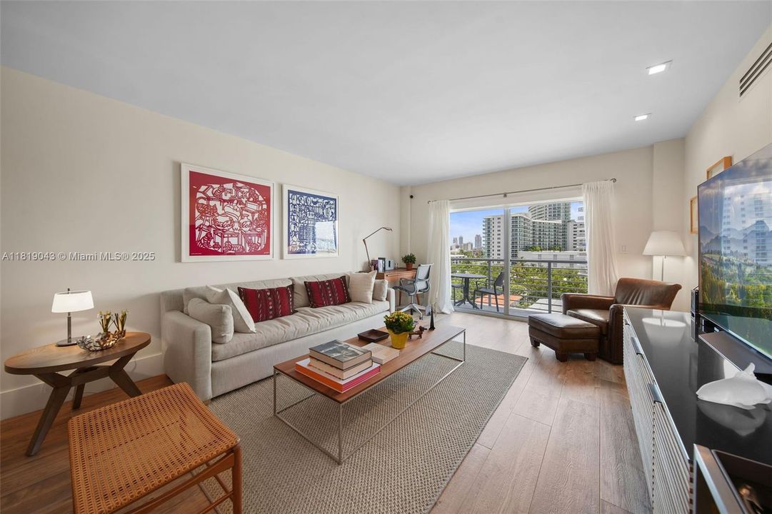 Recently Sold: $580,000 (1 beds, 1 baths, 787 Square Feet)