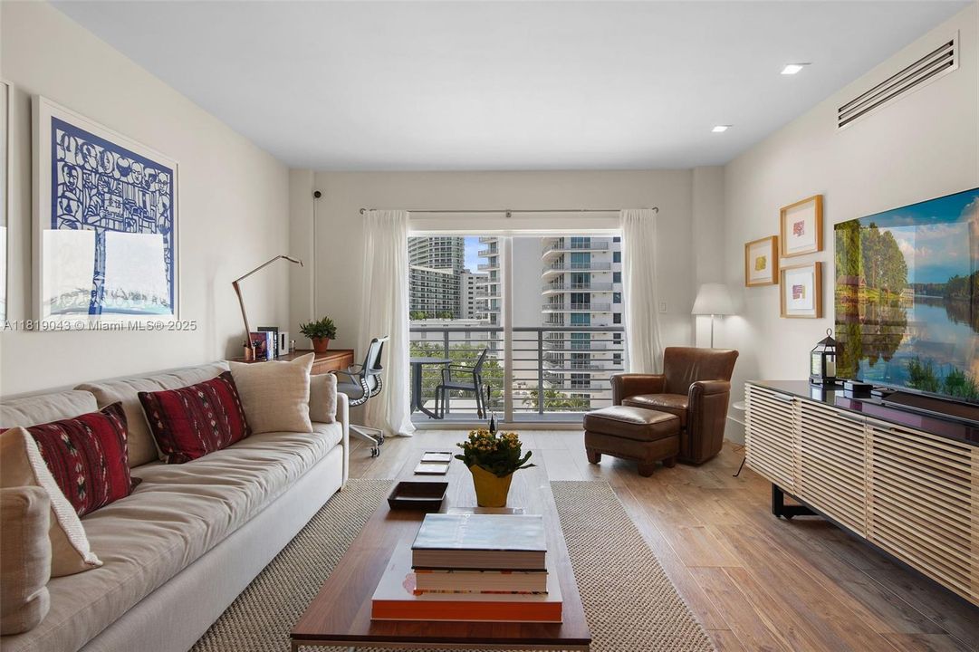 Recently Sold: $580,000 (1 beds, 1 baths, 787 Square Feet)