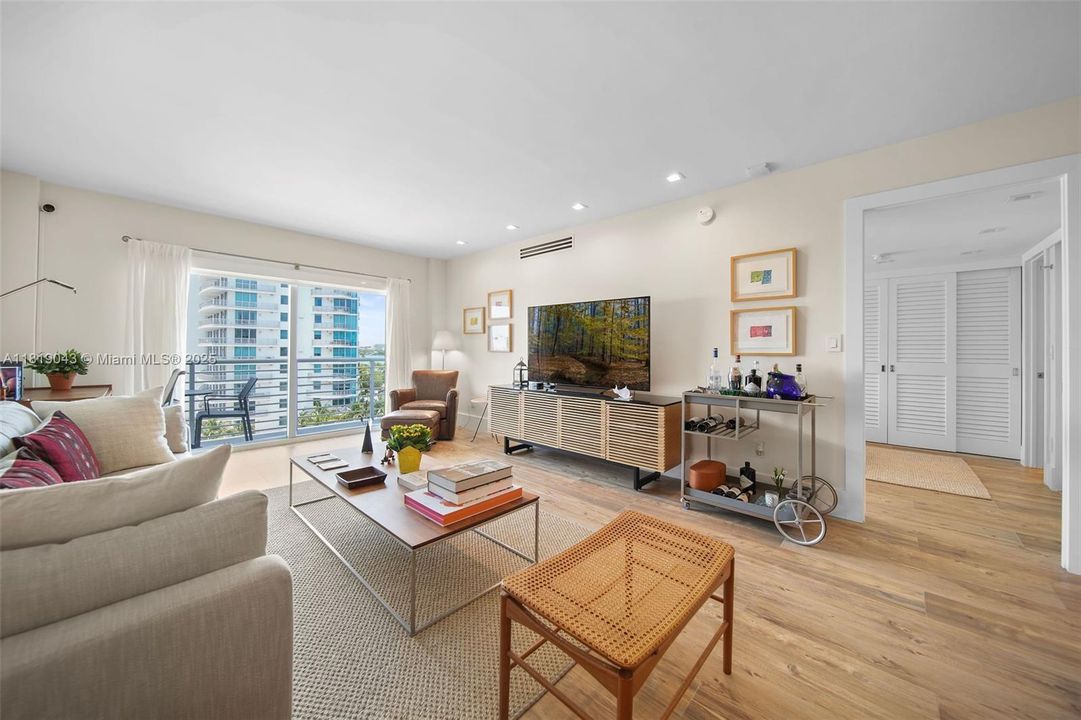 Recently Sold: $580,000 (1 beds, 1 baths, 787 Square Feet)