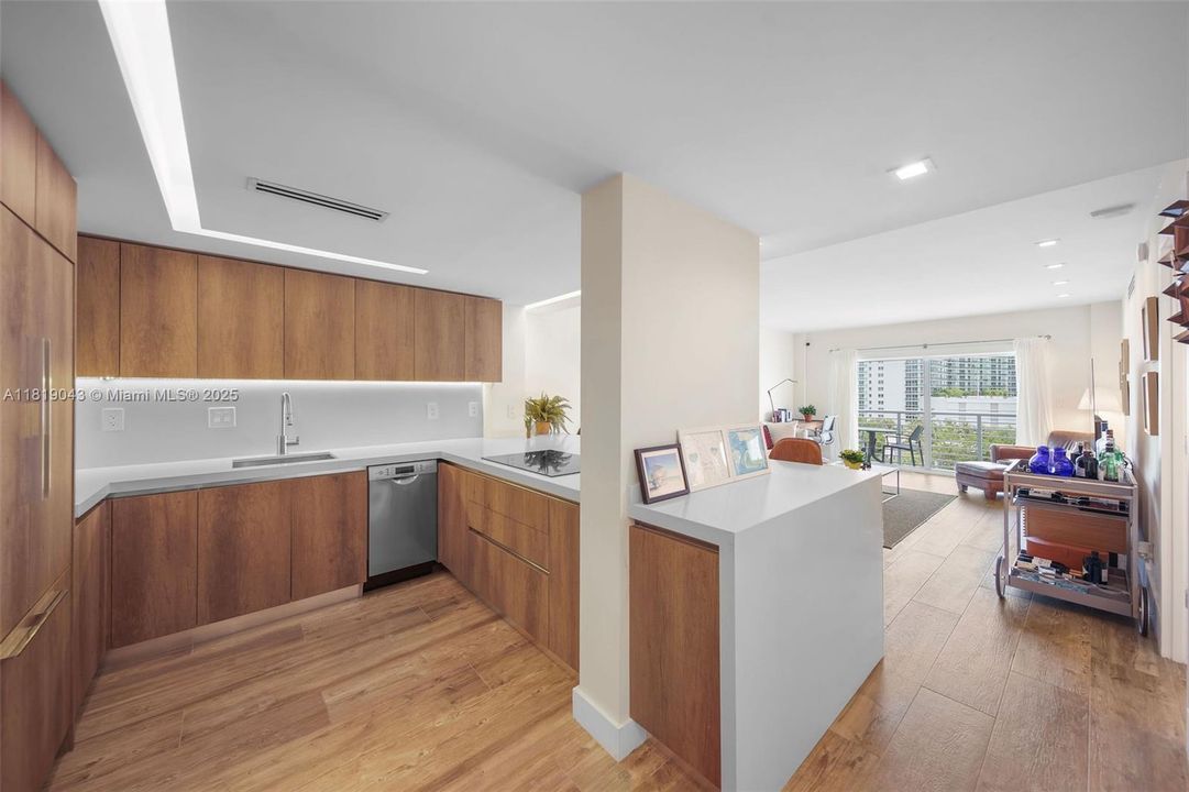 Recently Sold: $580,000 (1 beds, 1 baths, 787 Square Feet)