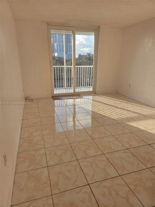 For Sale: $175,000 (1 beds, 1 baths, 720 Square Feet)