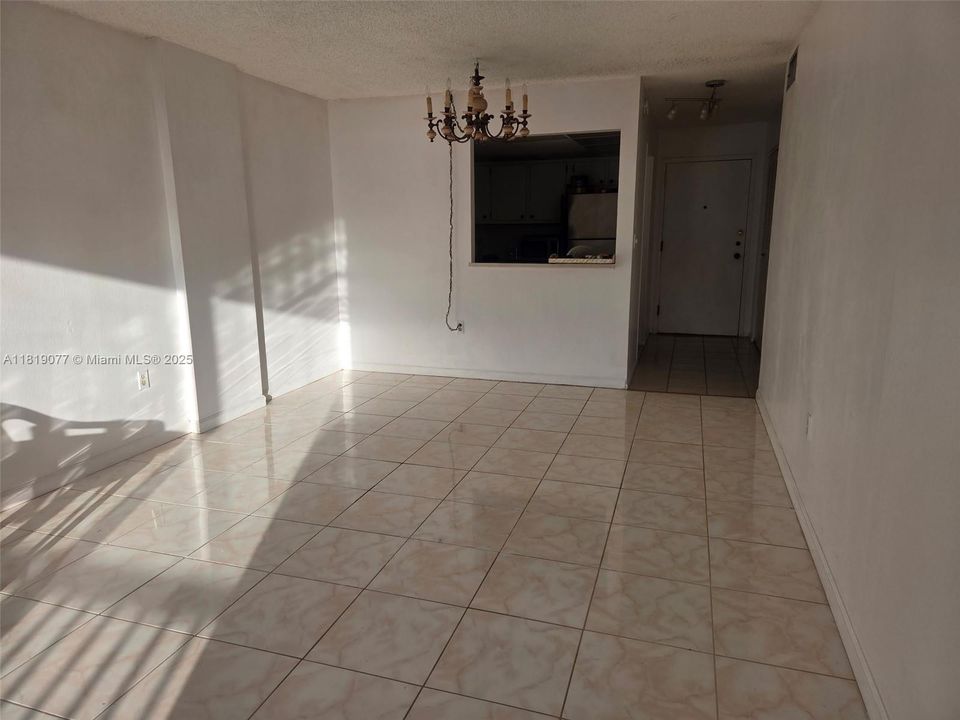 For Sale: $175,000 (1 beds, 1 baths, 720 Square Feet)