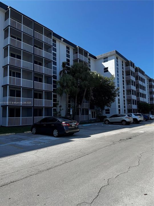 For Sale: $175,000 (1 beds, 1 baths, 720 Square Feet)