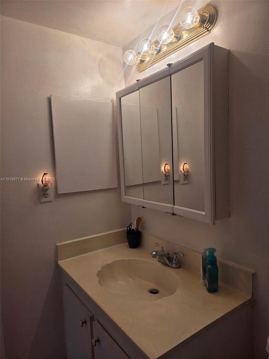 For Sale: $175,000 (1 beds, 1 baths, 720 Square Feet)