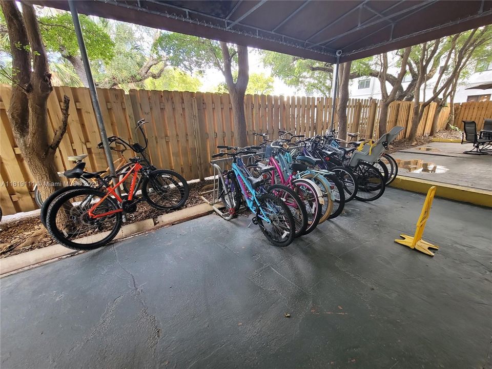 Под контрактом: $380,000 (1 спален, 1 ванн, 514 Квадратных фут)