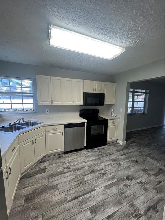 Recently Rented: $2,100 (3 beds, 1 baths, 1228 Square Feet)