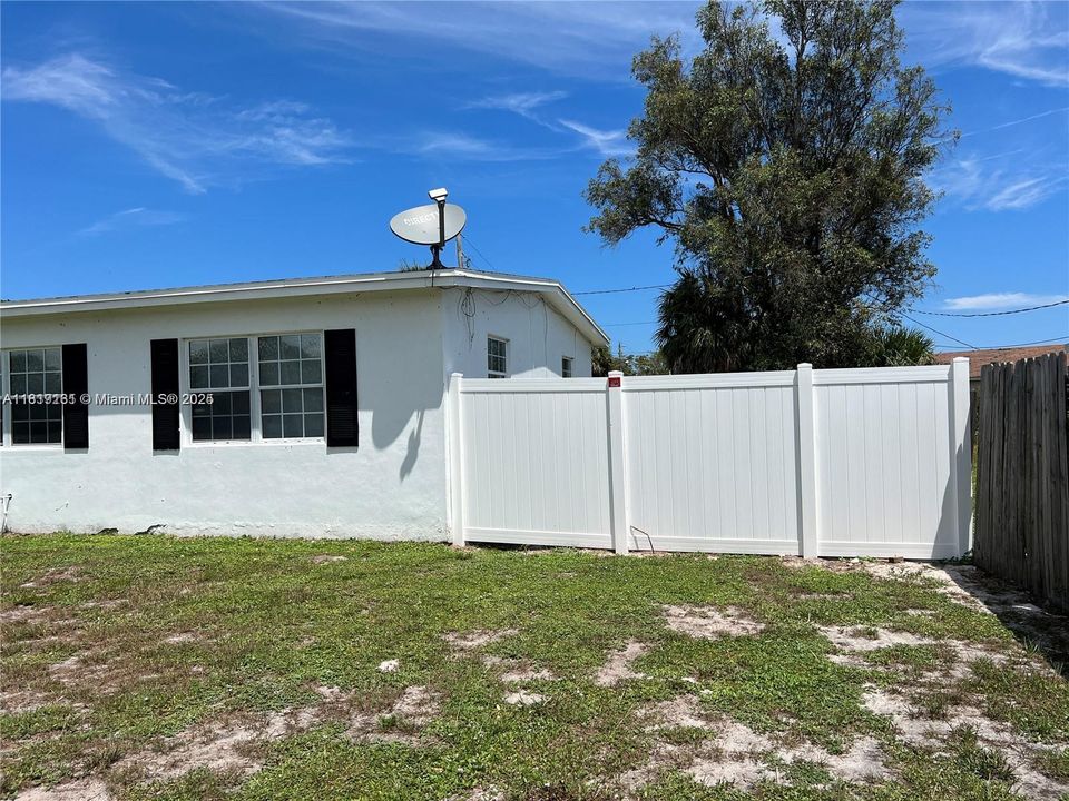 Recently Rented: $2,100 (3 beds, 1 baths, 1228 Square Feet)