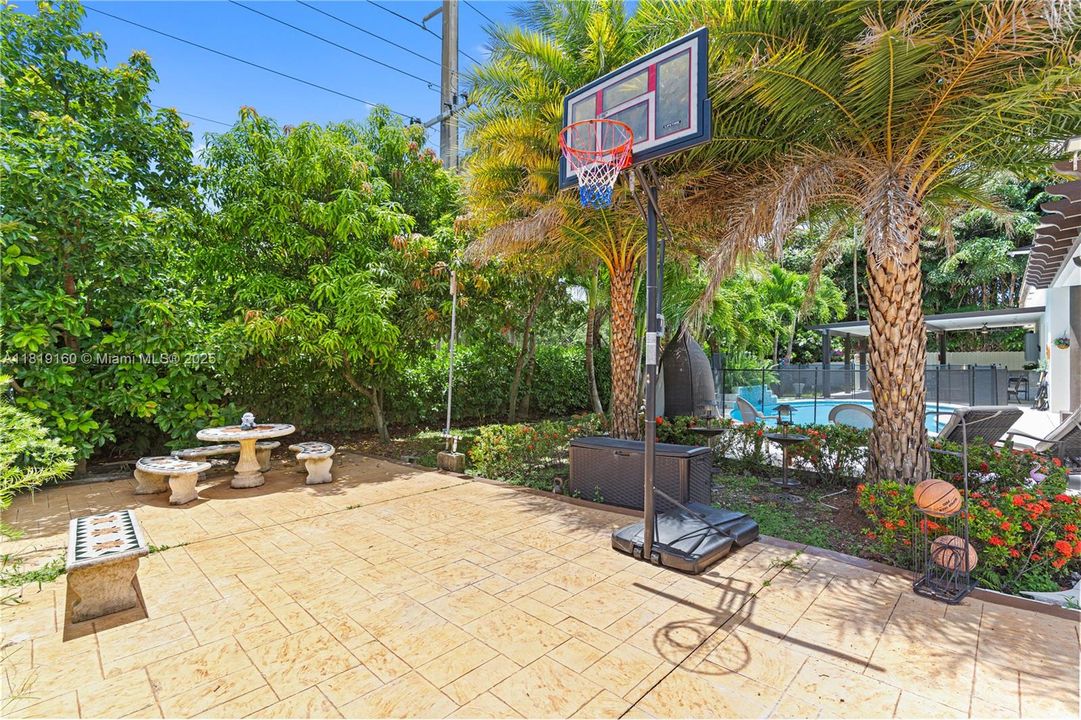 For Sale: $1,600,000 (4 beds, 3 baths, 2779 Square Feet)