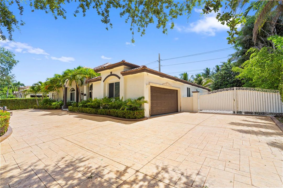 For Sale: $1,600,000 (4 beds, 3 baths, 2779 Square Feet)