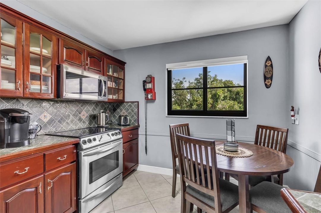 Недавно продано: $375,000 (3 спален, 2 ванн, 1707 Квадратных фут)