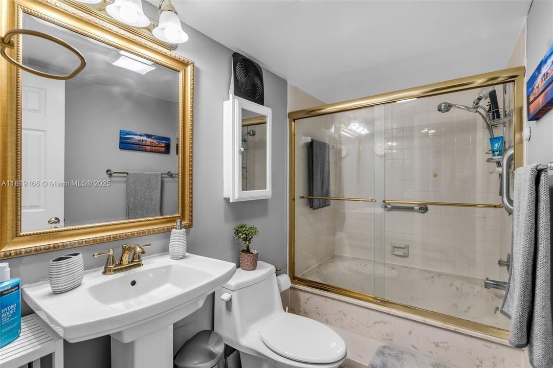 Недавно продано: $375,000 (3 спален, 2 ванн, 1707 Квадратных фут)