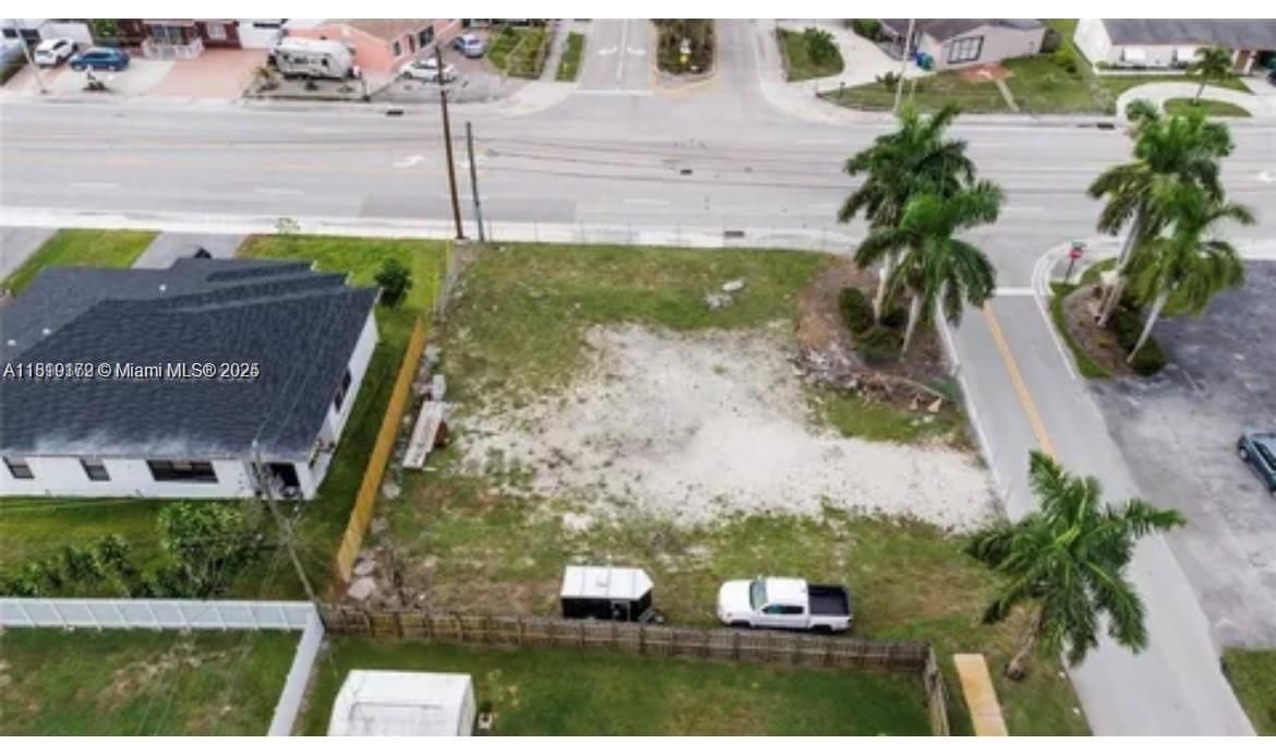 На продажу: $325,000 (0.18 acres)