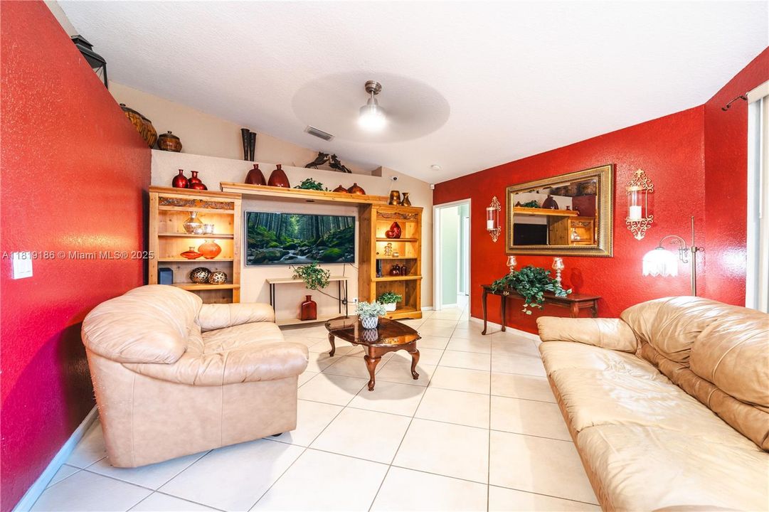 最近售出: $640,000 (4 贝兹, 2 浴室, 2014 平方英尺)