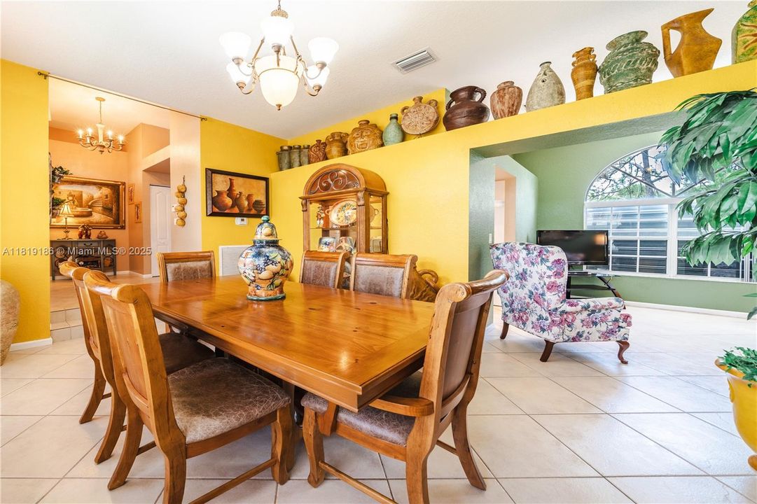 最近售出: $640,000 (4 贝兹, 2 浴室, 2014 平方英尺)