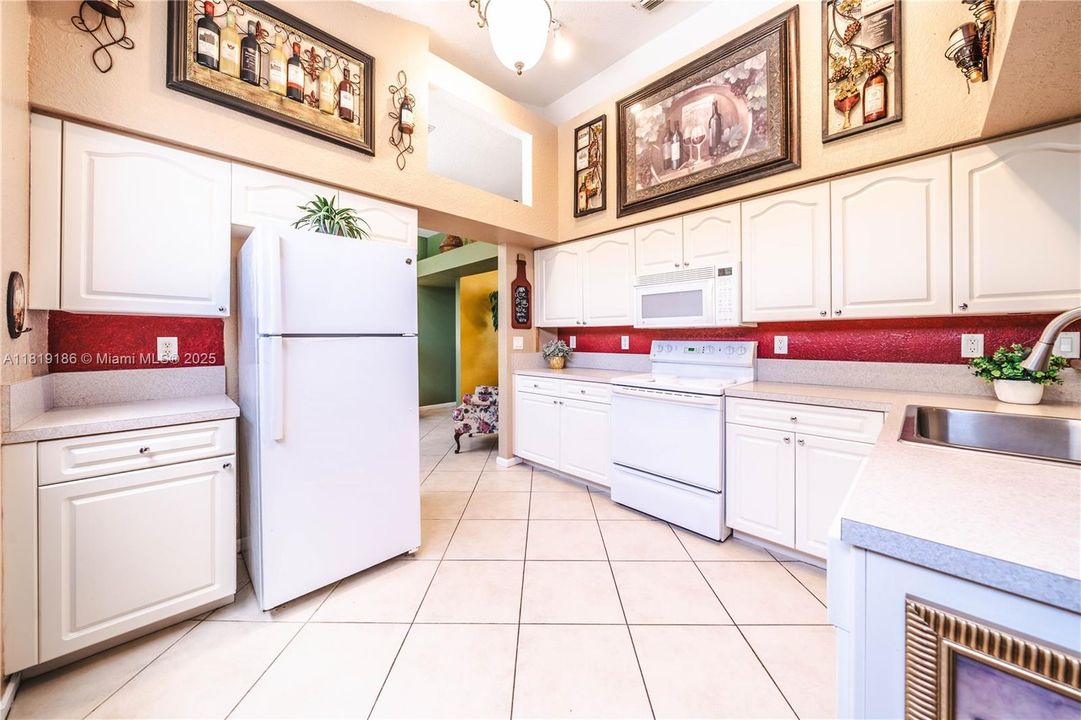 最近售出: $640,000 (4 贝兹, 2 浴室, 2014 平方英尺)