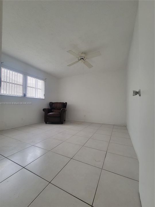 For Sale: $139,700 (1 beds, 1 baths, 580 Square Feet)