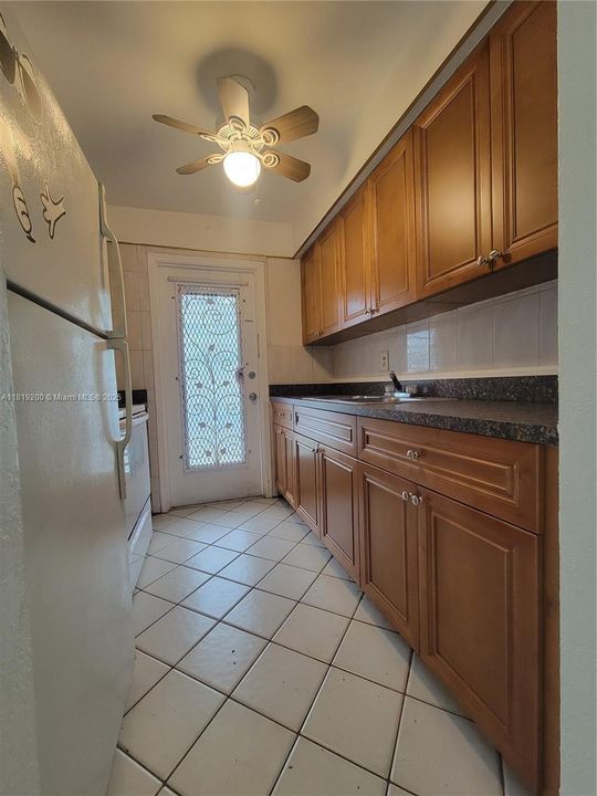 For Sale: $139,700 (1 beds, 1 baths, 580 Square Feet)