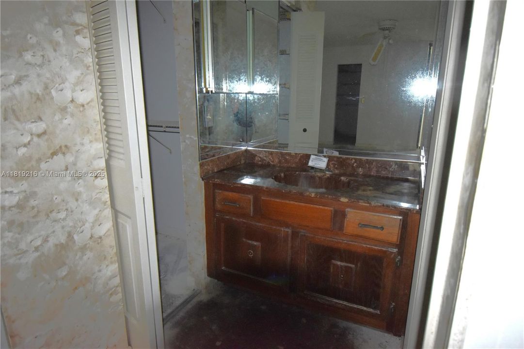 Под контрактом: $95,000 (2 спален, 2 ванн, 1242 Квадратных фут)