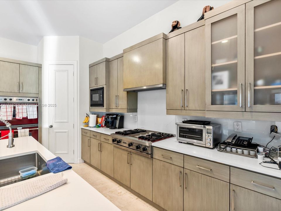 For Sale: $2,975,000 (5 beds, 5 baths, 4780 Square Feet)