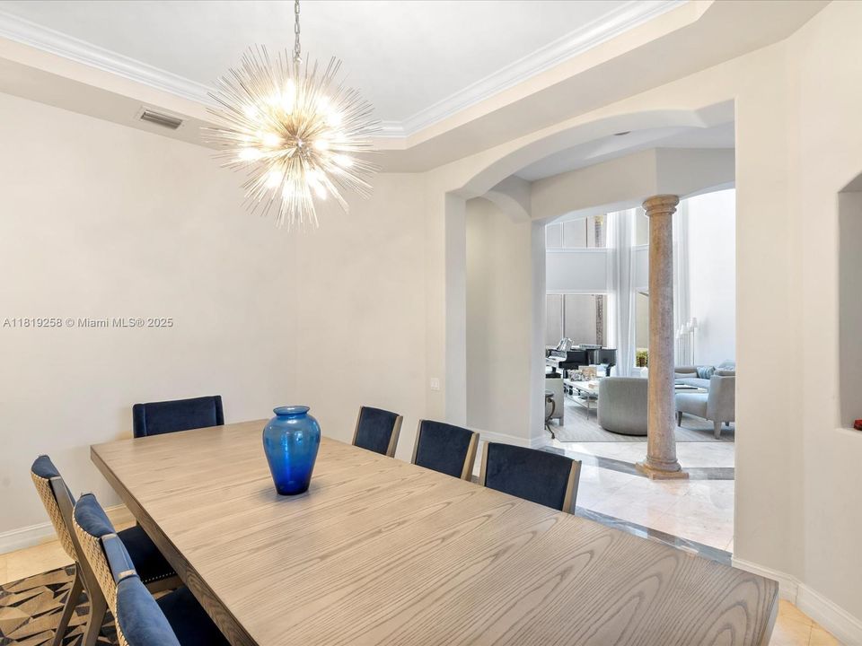 For Sale: $2,975,000 (5 beds, 5 baths, 4780 Square Feet)