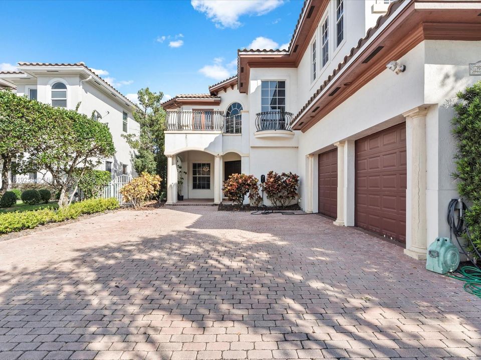 For Sale: $2,975,000 (5 beds, 5 baths, 4780 Square Feet)