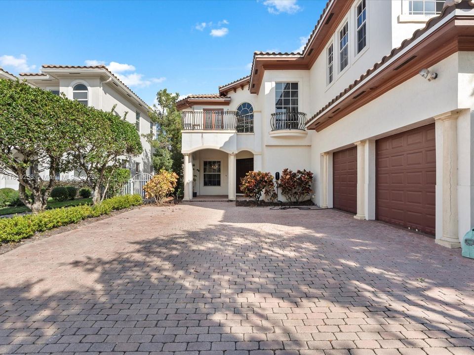 For Sale: $2,975,000 (5 beds, 5 baths, 4780 Square Feet)