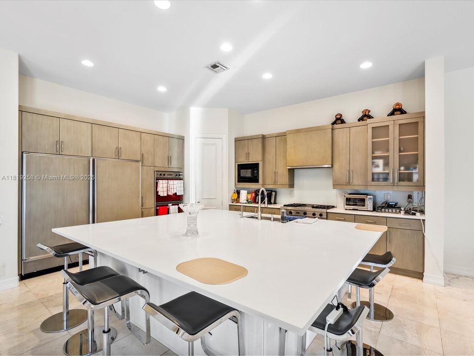 For Sale: $2,975,000 (5 beds, 5 baths, 4780 Square Feet)