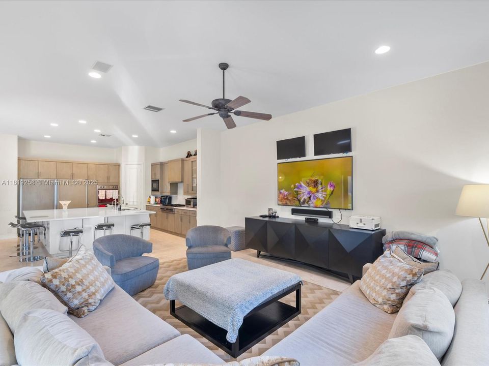 For Sale: $2,975,000 (5 beds, 5 baths, 4780 Square Feet)