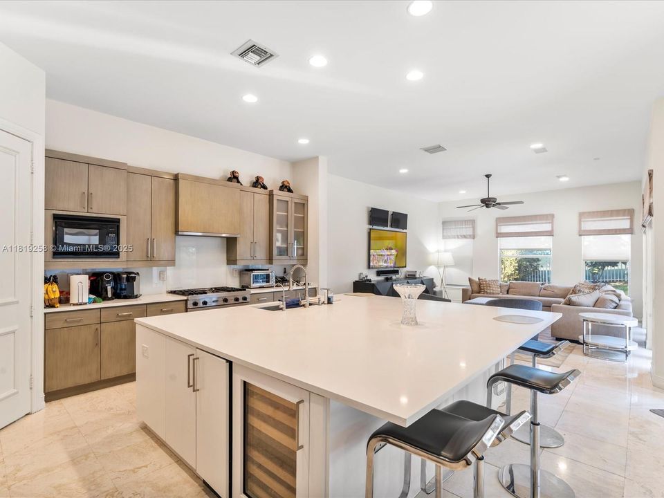 For Sale: $2,975,000 (5 beds, 5 baths, 4780 Square Feet)