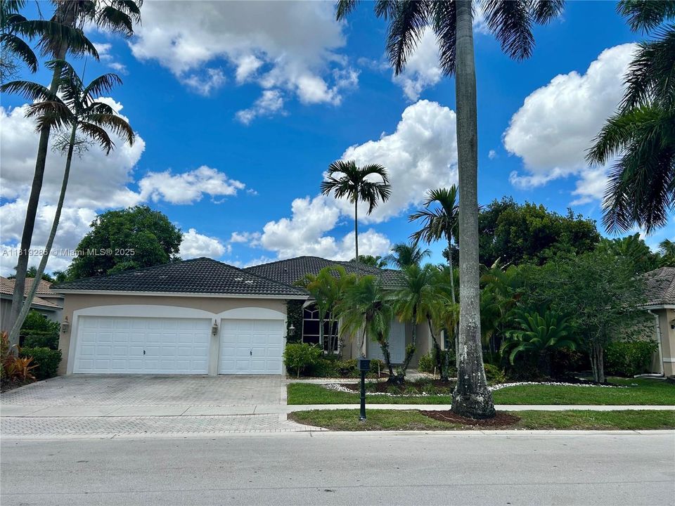 Недавно арендовано: $8,900 (5 спален, 3 ванн, 3960 Квадратных фут)