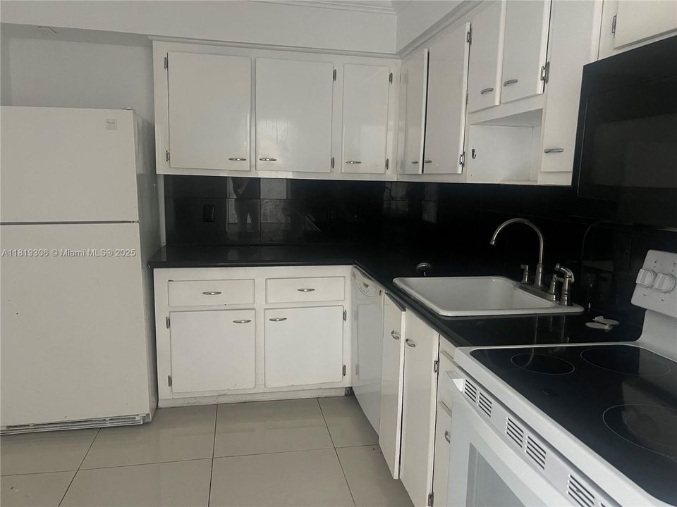 На продажу: $390,000 (2 спален, 2 ванн, 1326 Квадратных фут)