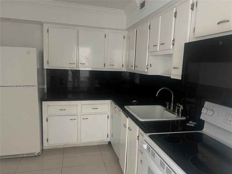 На продажу: $390,000 (2 спален, 2 ванн, 1326 Квадратных фут)