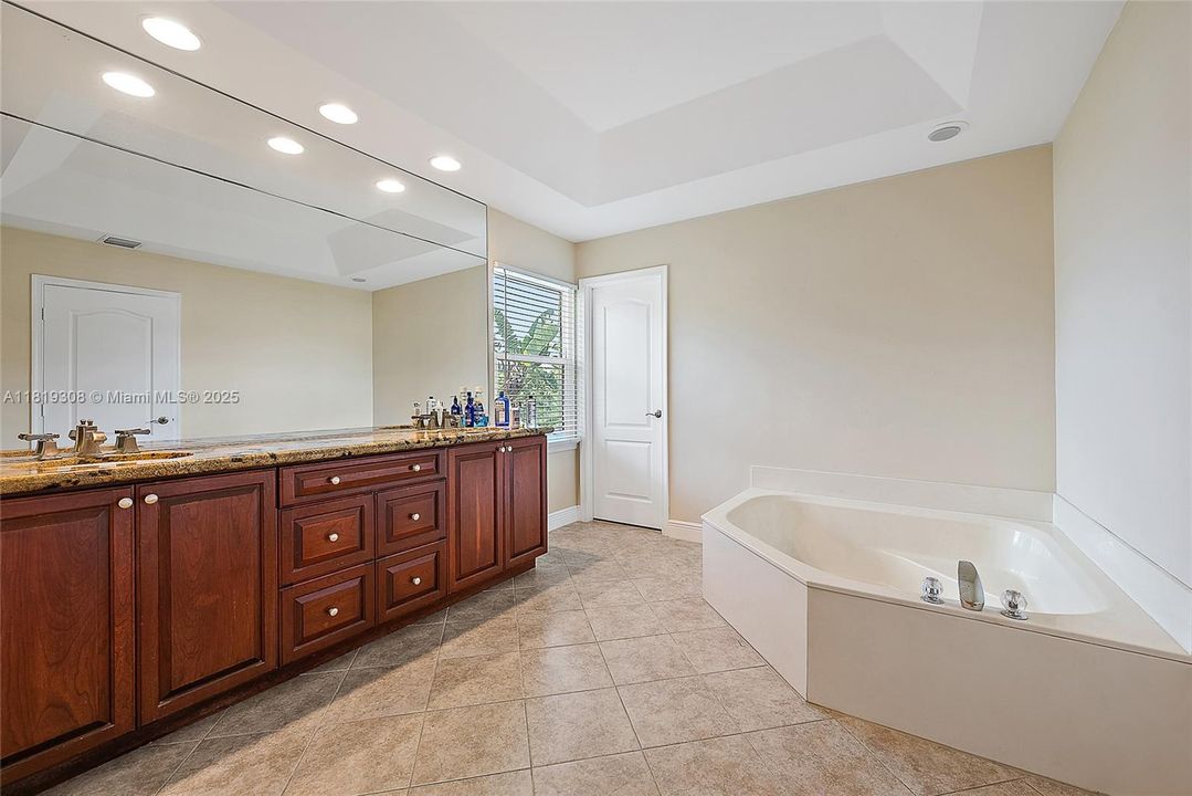 Vendido Recientemente: $1,250,000 (4 camas, 3 baños, 2935 Pies cuadrados)