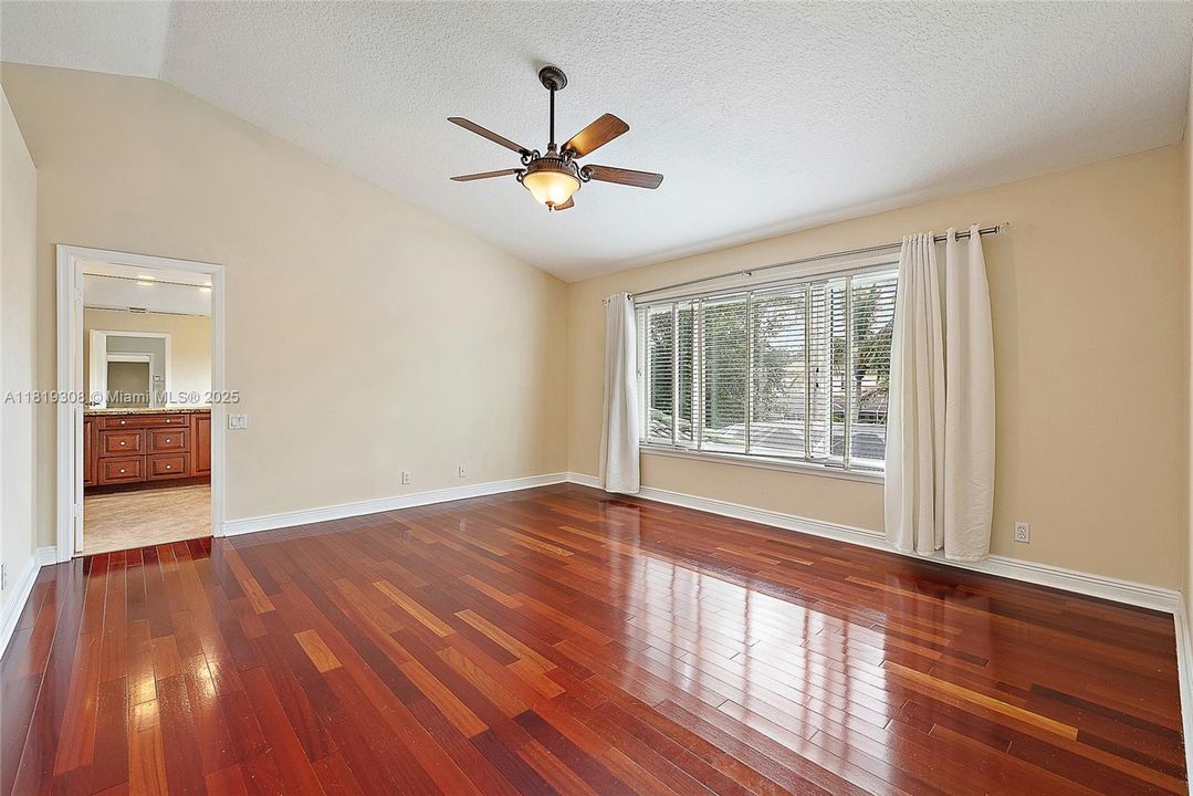 Vendido Recientemente: $1,250,000 (4 camas, 3 baños, 2935 Pies cuadrados)