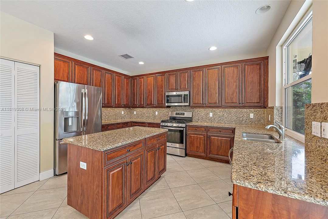 Vendido Recientemente: $1,250,000 (4 camas, 3 baños, 2935 Pies cuadrados)